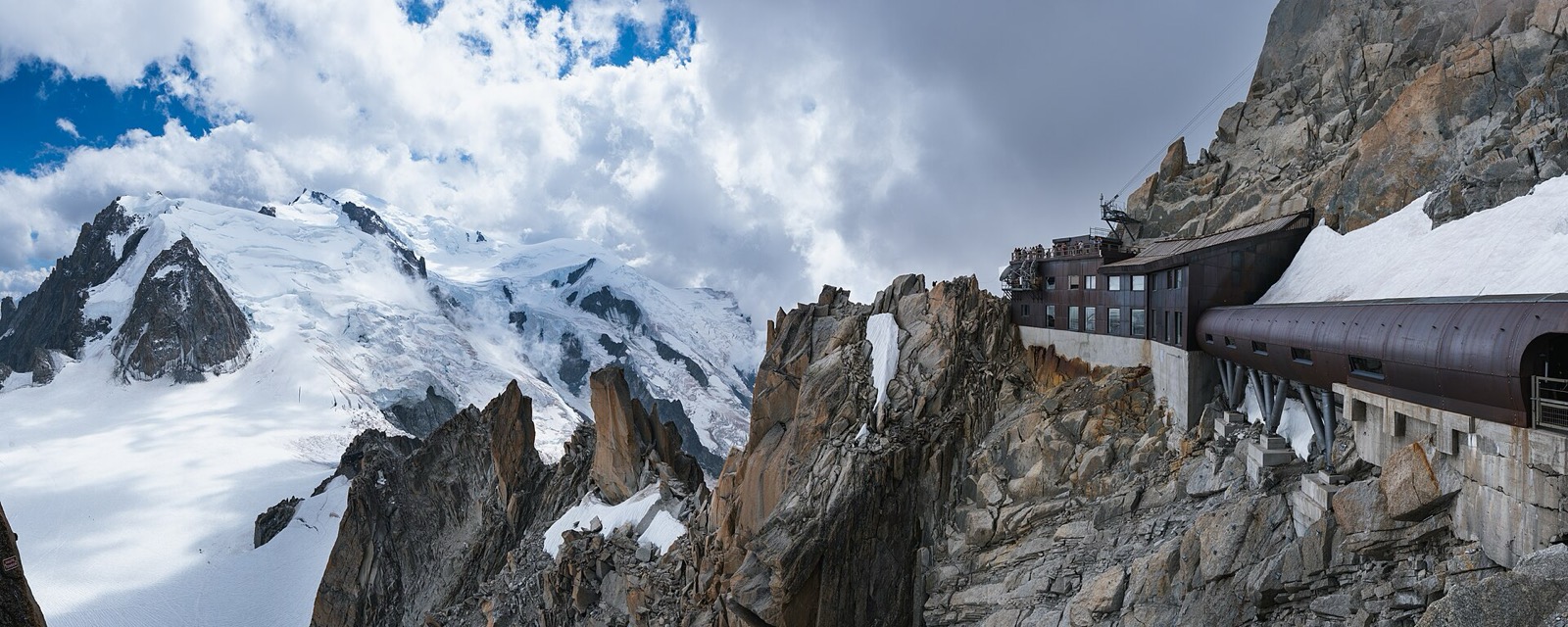 La estación de la Aiguille du Midi sobre la roca, encima de los glaciares del Mont Blanc