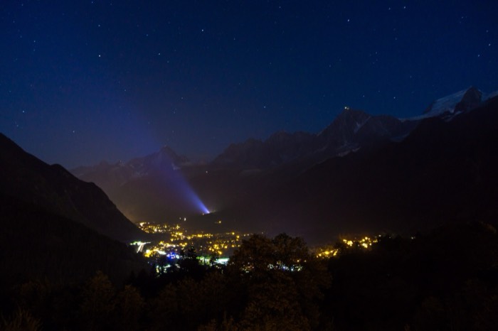 Las luces del valle de Chamonix de noche bajo las montañas