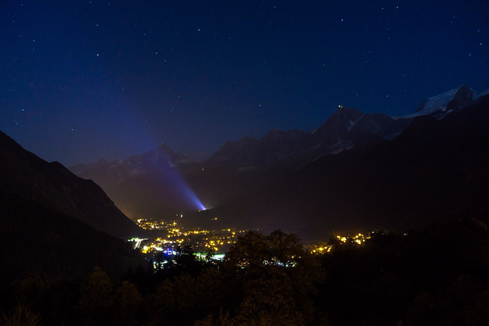 Las luces del valle de Chamonix de noche bajo las montañas