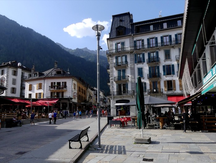 La rue Joseph Vallot en el centro de Chamonix, con terrazas y montañas al fondo